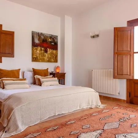 7 Bedroom With Pool - 5mins Walk To - Ramon Villa