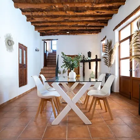 7 Bedroom With Pool - 5mins Walk To - Ramon Villa *