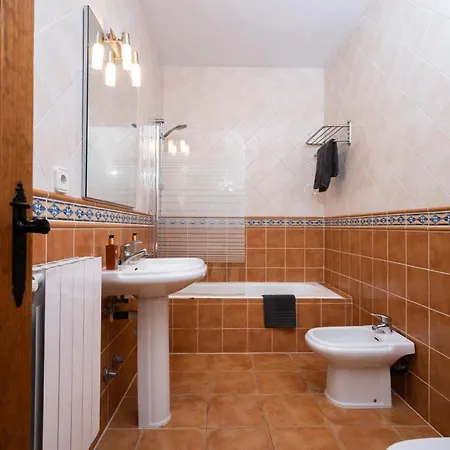 7 Bedroom With Pool - 5mins Walk To - Ramon