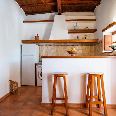 7 Bedroom With Pool - 5mins Walk To - Ramon Villa